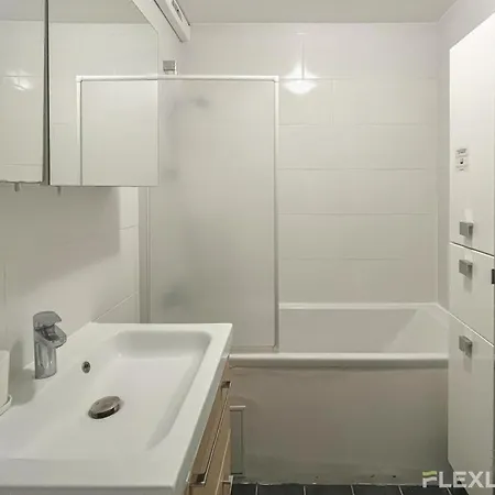 Appartamento 3-bedroom T3 With Balcony Lively Area & Restaurants Parigi