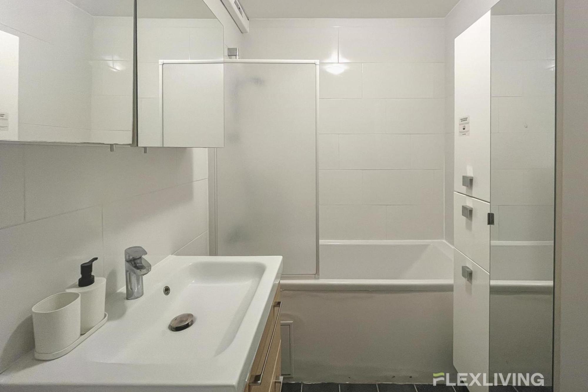 Appartamento 3-bedroom T3 With Balcony Lively Area & Restaurants Parigi