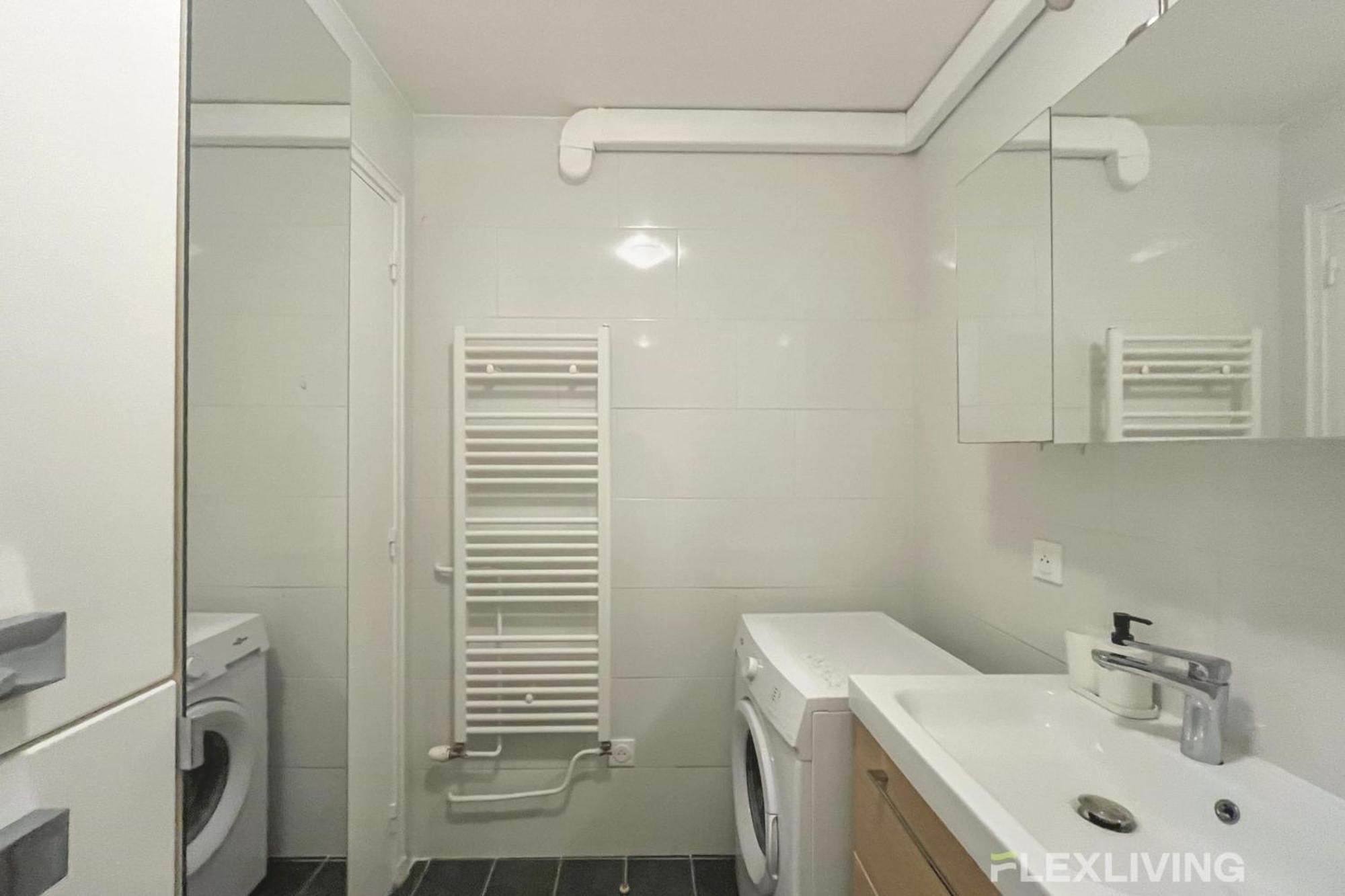 3-bedroom T3 With Balcony Lively Area & Restaurants *